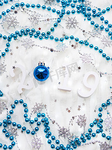 圣诞节和新年背景与数字 2019，银蓝色装饰品和灯泡。
