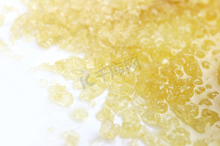 甘蔗糖浆摄影照片_糖、蜜蜂滴水混合砂糖，用于甜食背景、甜蜂蜜和颗粒状液体糖浆（选择性聚焦）