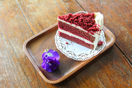 木板上的红丝绒蛋糕