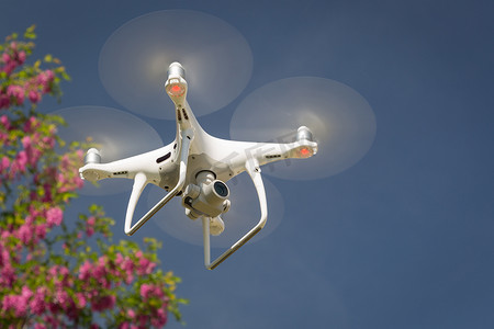 无人驾驶飞机系统 (UAV) Quadcopter 无人驾驶飞机在空中。