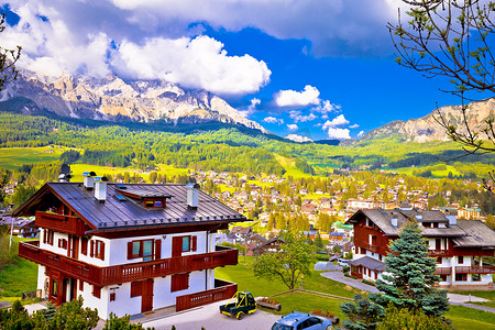 科尔蒂纳丹佩佐阿尔卑斯小镇在多洛米蒂阿尔卑斯山的景色
