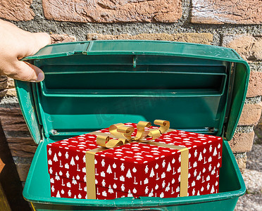 圣诞节，一个装饰精美的圣诞礼物盒，装在经典的绿色邮箱里