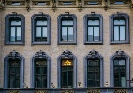 比利时安特卫普，2019 年 4 月 23 日，位于安特卫普市的 KBC 银行大楼，历史悠久的建筑和美丽的框架