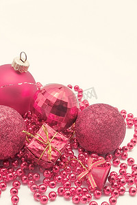 圣诞装饰、球、珠子、铃铛特写孤立