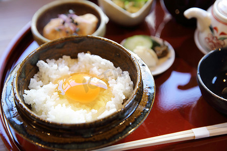 日本传统食物混合生鸡蛋和米