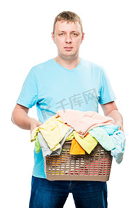 一个男人的肖像，他拿着一篮干净的衣服熨烫