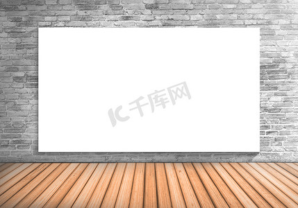 优惠大酬宾海报摄影照片_混凝土砖墙和木头上的空白框大白板