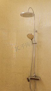 花洒摄影照片_带绿色马赛克瓷砖的豪华浴室内的花洒淋浴