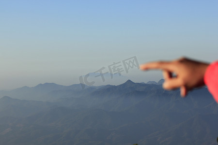 指着山的手指。