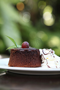 在木背景的巧克力蛋糕