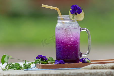 新鲜的紫色蝴蝶豌豆或蓝色豌豆花和柠檬汁
