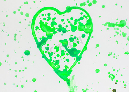 手绘绿色心摄影照片_白色背景上带有喷绿色水彩的心，可爱，图案，手绘