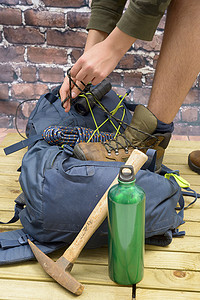 锤石摄影照片_远足装备、背包、靴子和背包。