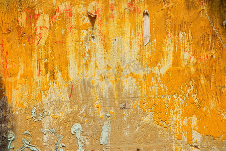 旧垃圾和黄色彩绘混凝土墙背景。