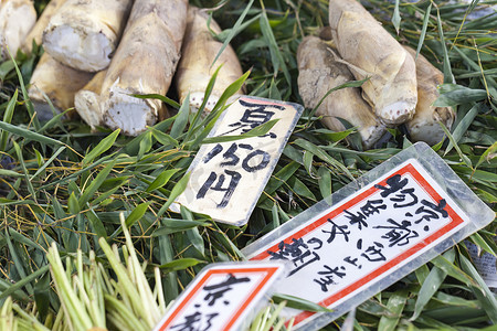 烤肉标签摄影照片_京都的传统食品市场。