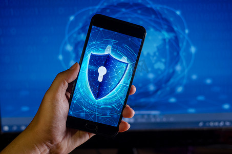 屏蔽互联网电话智能手机免受黑客攻击，防火墙商人在互联网上按下受保护的电话。