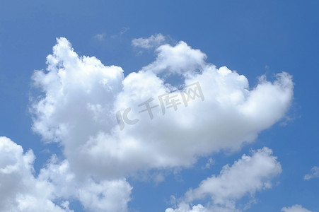 驱散摄影照片_白云与蓝天。