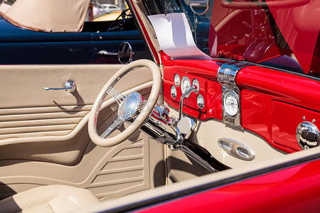 红色 1936 年福特 68 型敞篷车