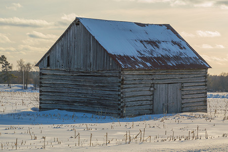 冬天安大略省东部的先锋木屋谷仓