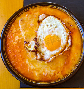 cheese摄影照片_招牌菜： Isolated Melting Cheese with egg and bread。