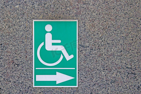 symbol摄影照片_Disabled symbol On the green 贴在大理石墙上。