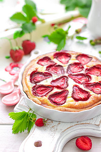 美味的草莓馅饼或芝士蛋糕，配有新鲜浆果和奶油芝士，特写为白色木质乡村背景
