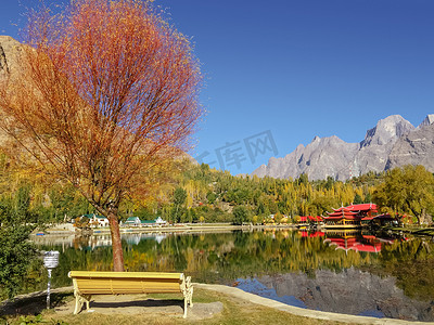 香格里拉风景摄影照片_秋天五颜六色的树叶，在树木和山脉的水中倒影