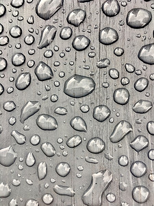透明灰色背景摄影照片_灰色背景下的雨水