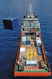 海上燃气船摄影照片_海上石油钻井平台作业的补给船。