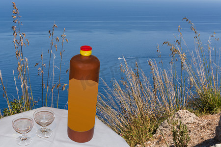 陶瓷瓶，两瓶利口酒，背景海中。
