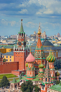 查看莫斯科红场、克里姆林宫塔楼、星星和库兰蒂时钟、圣瓦西里大教堂。