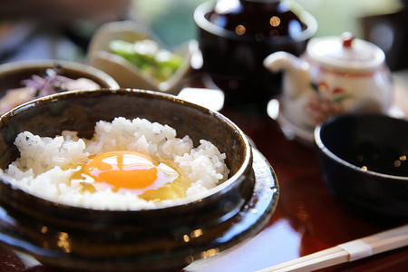 日本传统食物混合生鸡蛋和米