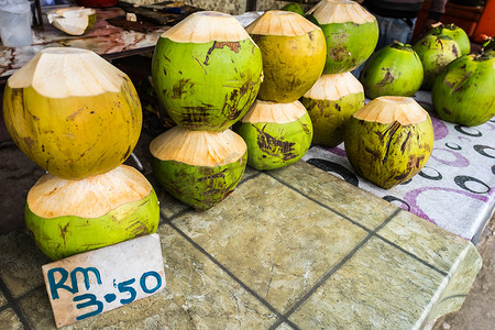 婆罗洲路边摊的新鲜椰子