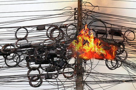 电故障摄影照片_高压电缆电源、危险线缠结线电能着火