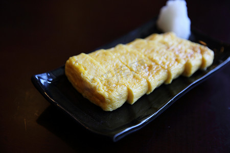 日本料理水彩摄影照片_玉子烧甜煎蛋日本料理