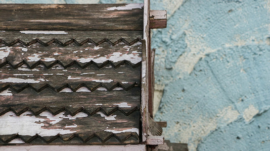 在粗糙的彩绘 Te 上剥落白漆的木制屋顶图案