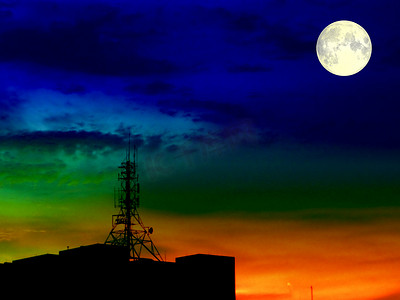 飞屋摄影照片_屋顶上的超级满月和模糊阴影信号柱