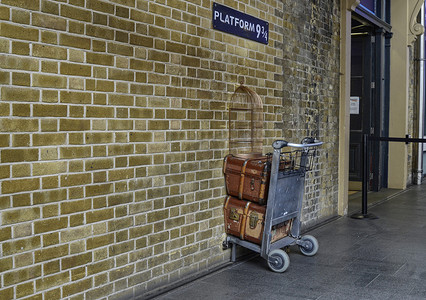 哈里波特摄影照片_伦敦，英国，2018 年 6 月。国王十字车站 9 号和 3/4 号站台