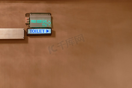 警告消防出口和蓝色厕所信息板标志
