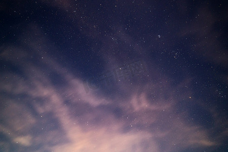 没有蒙太奇的自然星空和运动模糊云背景