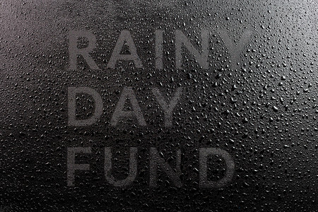 干词雨天基金被黑色表面的水滴覆盖，平躺视角下不寻常的实施概念