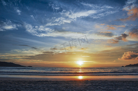 日落之光摄影照片_巴东海滩日落时的暮光之色