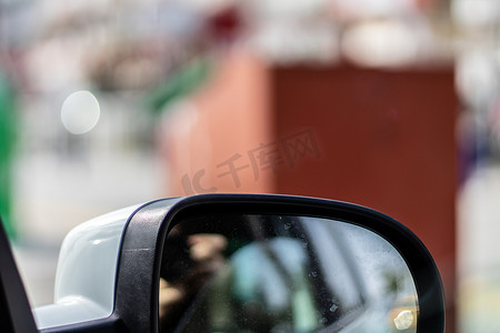 通用背景摄影照片_移动时对汽车后视镜的模糊特写