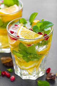 柠檬莫吉托鸡尾酒配新鲜薄荷和石榴、清爽夏日冷饮或冰饮料