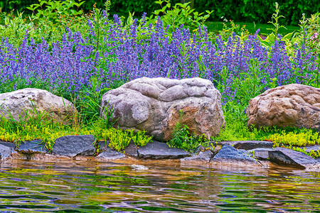 在湖附近的石巨石以蓝色流程为背景