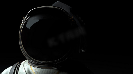 金属头盔特写的宇航员在光明和黑暗中。