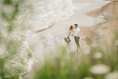 年轻夫妇新郎与新娘在沙滩上