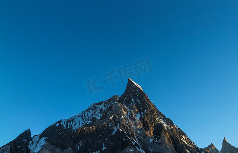 从巴基斯坦 K2 K2 大本营的 Concordia 营地看日落时喀喇昆仑山脉的斜切峰。