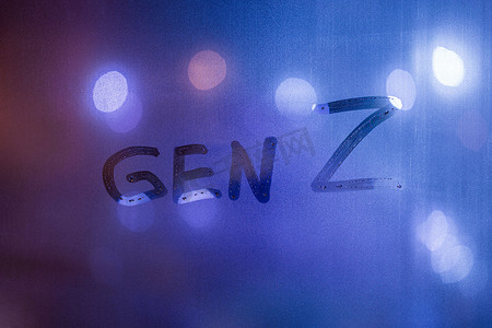 夜间湿窗玻璃上手写的 gen z 字样，背景中有模糊的幻影蓝灯