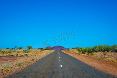 通往卡里吉尼国家公园小山的澳大利亚公路
